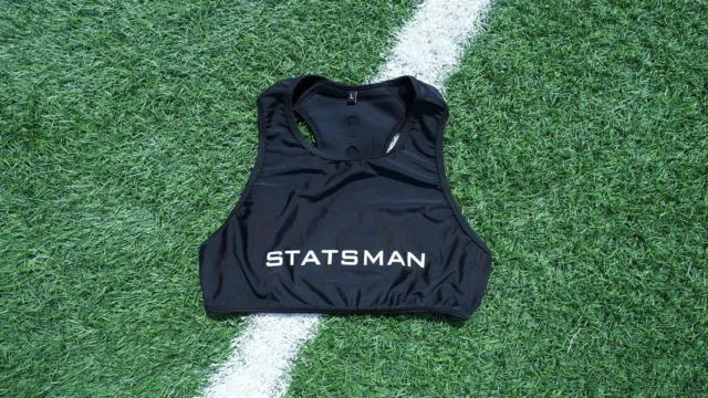 STATSMANロゴが入った専用スポーツベスト