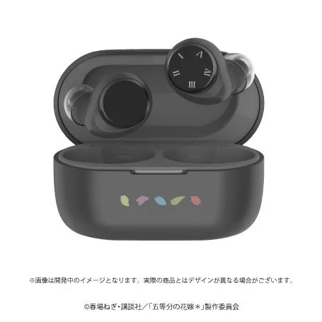 「五等分の花嫁」コラボイヤホンの充電ケースを開いた状態。