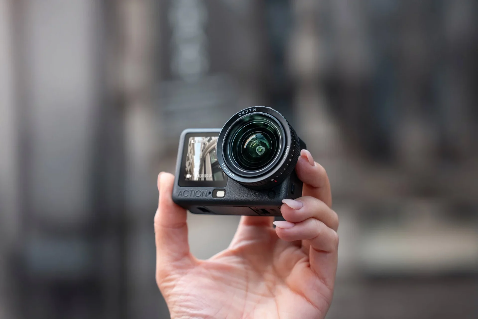 マクロレンズを装着し手に持たれたDJI Osmo Action 6