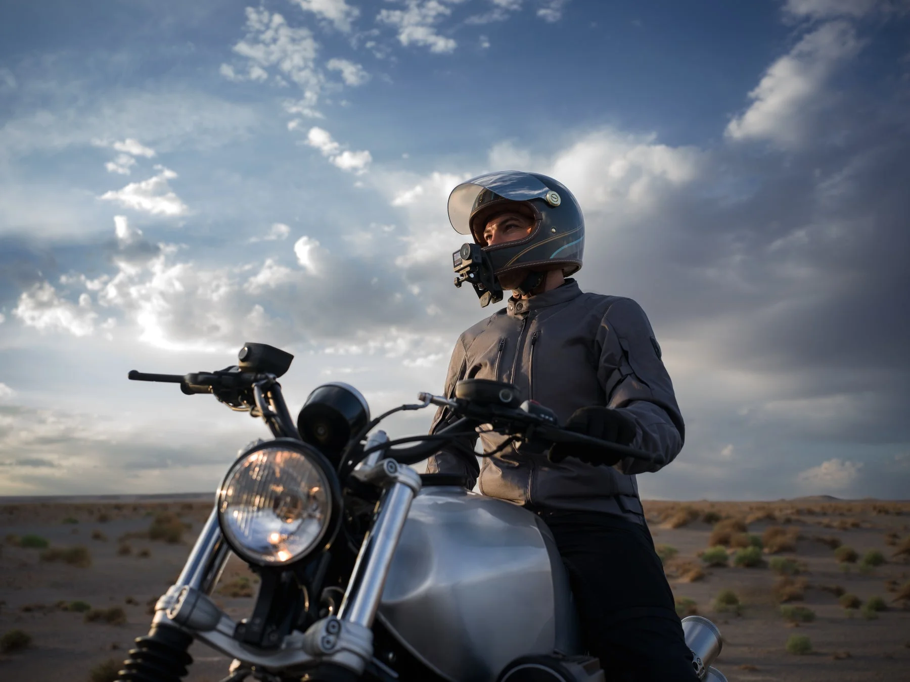 ヘルメットにOsmo Action 6を装着しバイクに乗るライダー