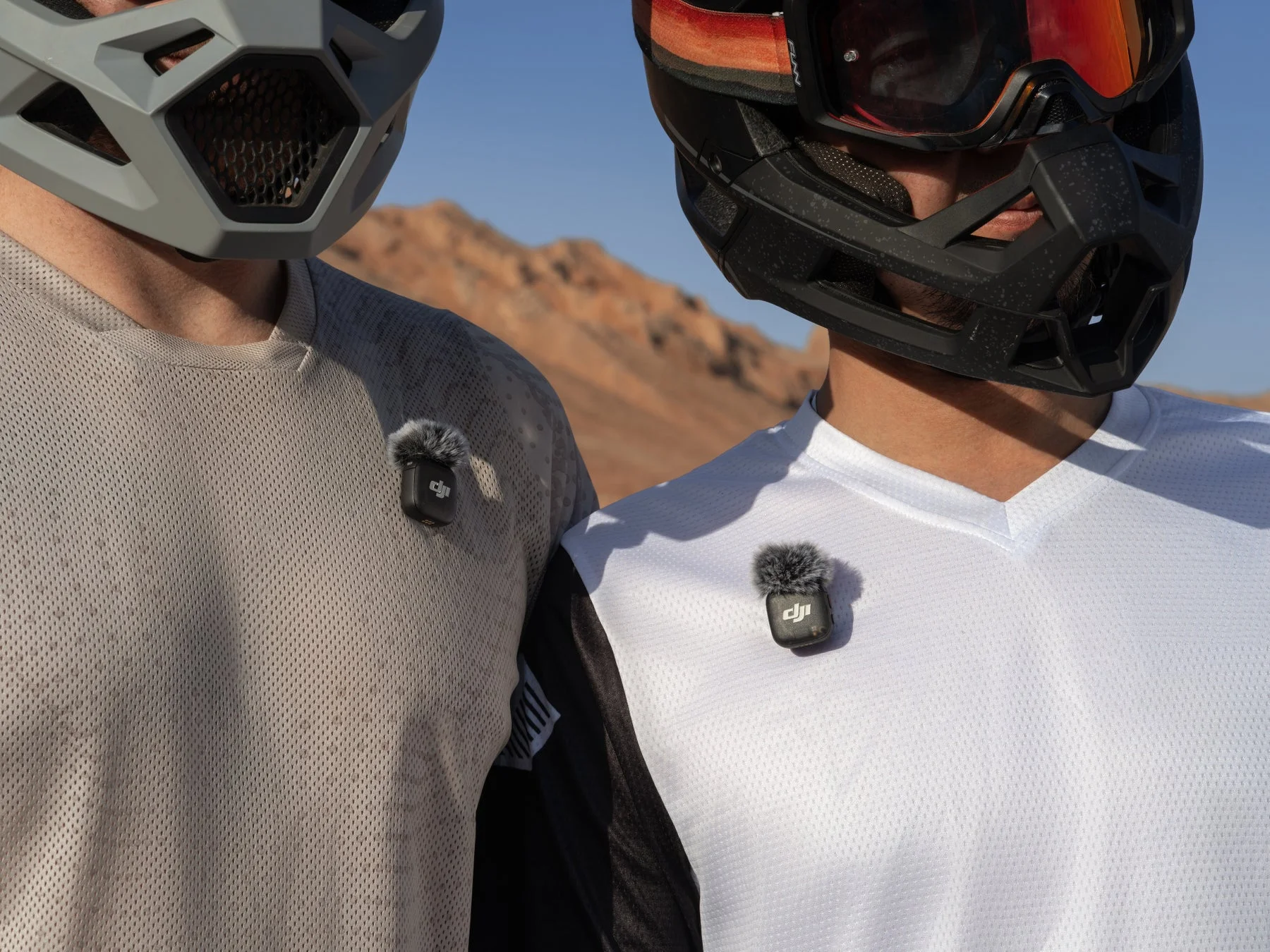 DJIマイクを胸に装着した二人の人物