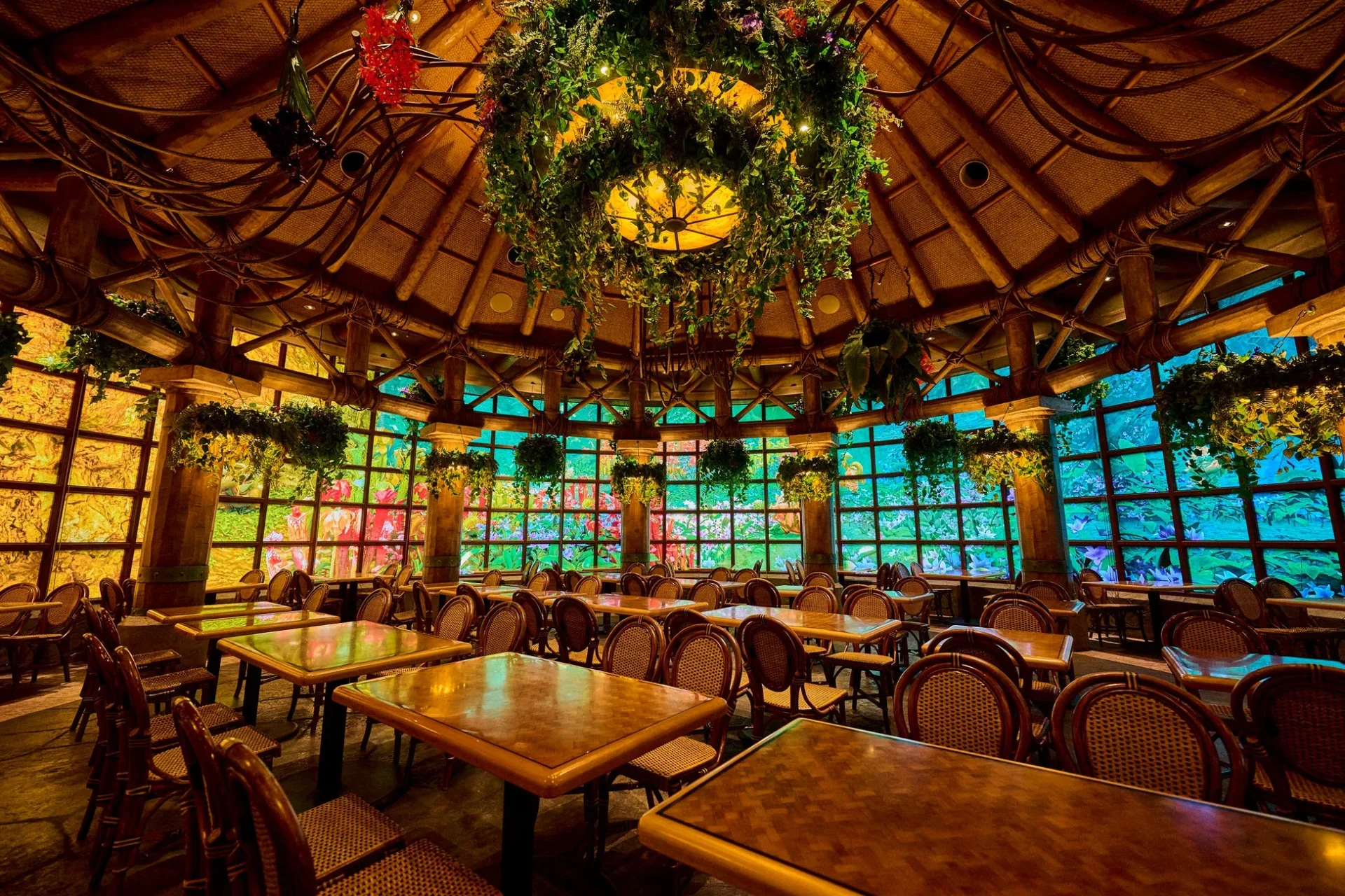 『モンスターハンターワイルズ ~モリバーの宴~』レストラン内部の全体風景