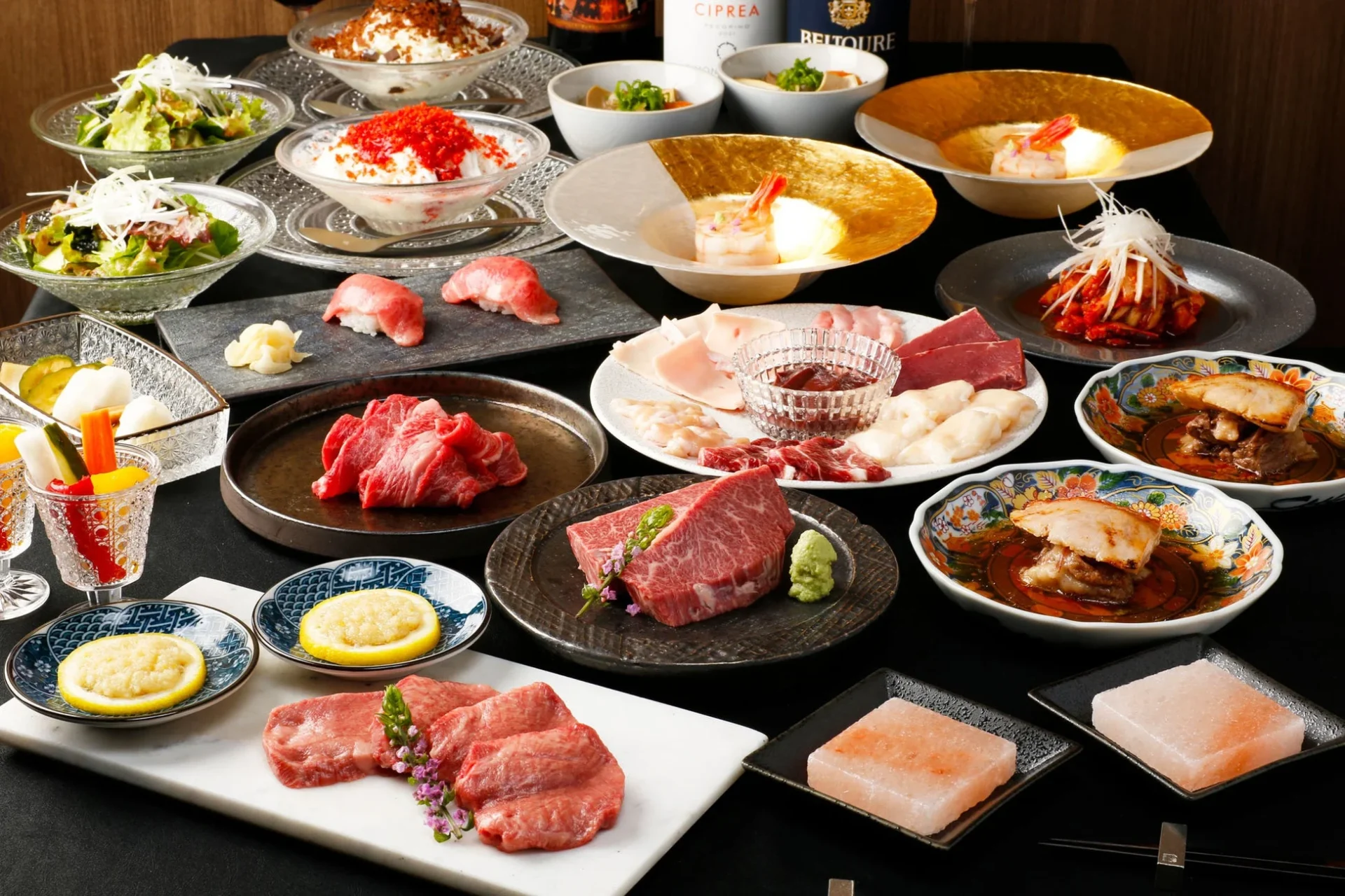 USHIHACHIのクリスマス限定コースの豪華な焼肉料理とサイドメニュー