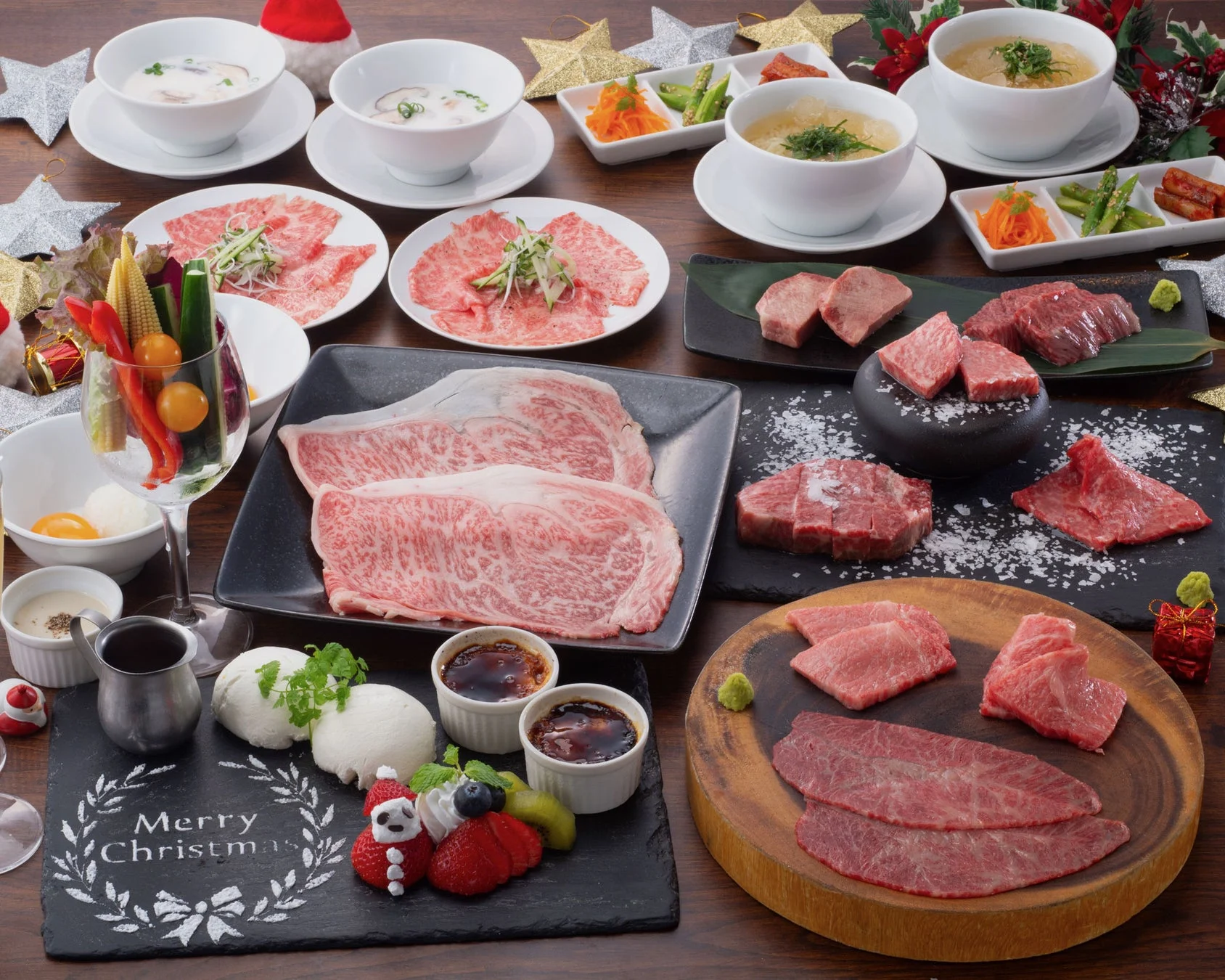 ビーフキッチンのクリスマス特別プランの焼肉とデザートが並ぶテーブル