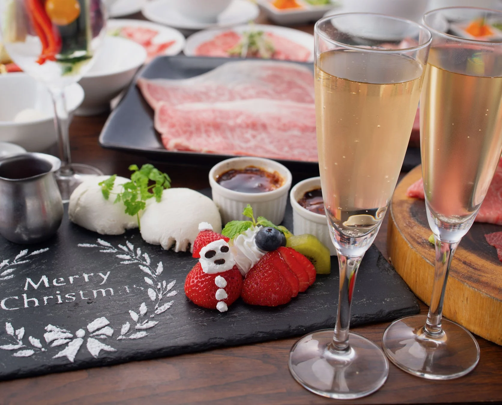 ビーフキッチンのクリスマスプレートと乾杯スパークリングワイン