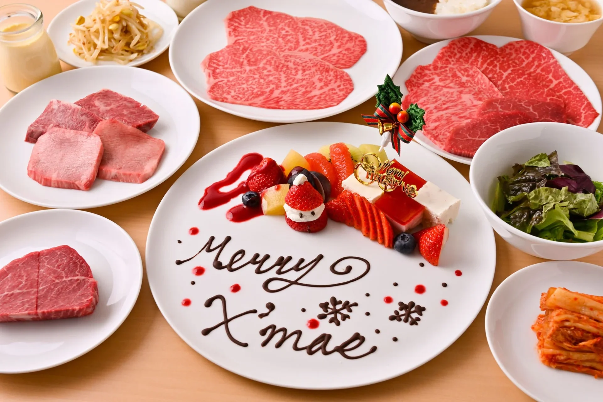 USHIHACHIの焼肉盛り合わせとクリスマスデザートプレート