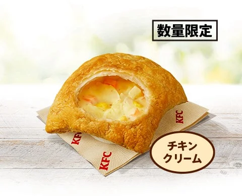 KFCチキンクリームポットパイの別アングル、パイ生地に包まれたクリームシチュー