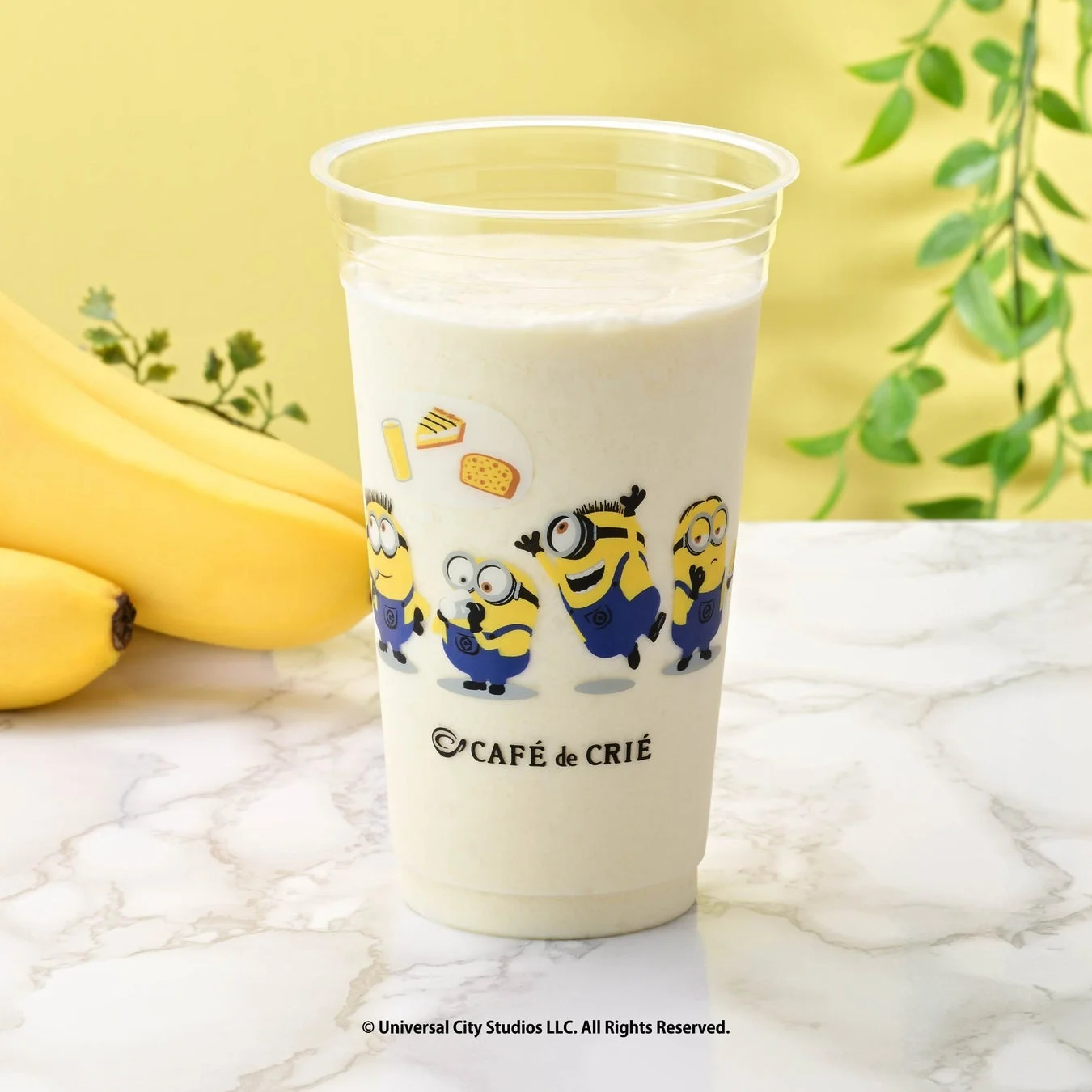 ミニオンたちが描かれたデザインカップのバナナスムージー