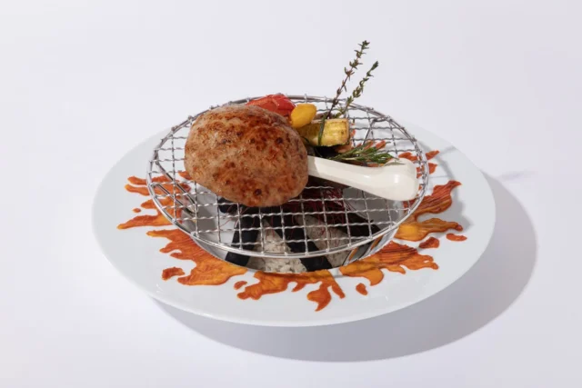 モンスターハンターをイメージした骨付き肉風ハンバーグ「狩人飯」