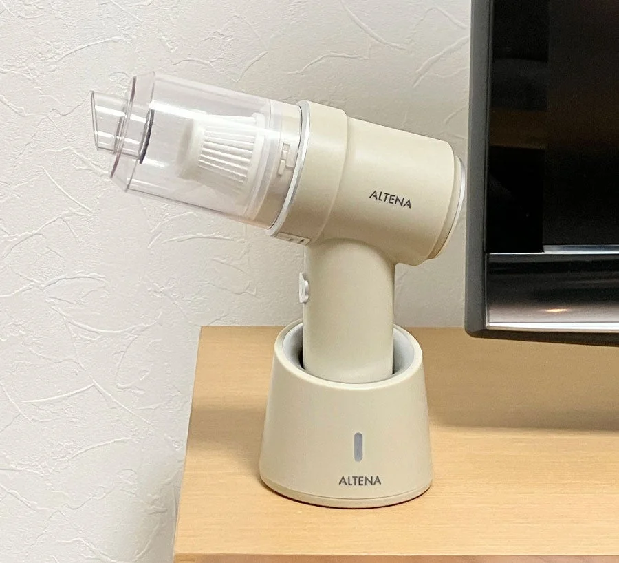充電スタンドに置かれたALTENAハンディクリーナー(エクリュベージュ)