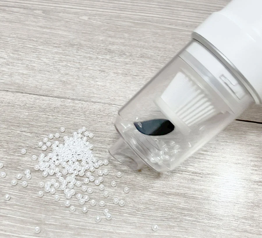 ALTENAハンディクリーナーが小さなゴミを吸引する様子