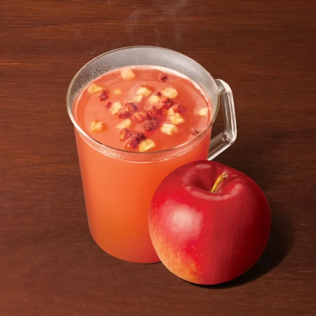 スターバックスのホットアップルサイダーと新鮮なリンゴ