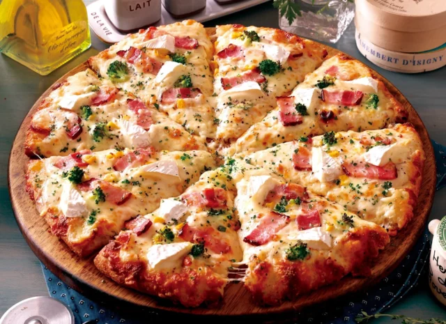 熟成ベーコンと北海道カマンベールのクリーミーピザ