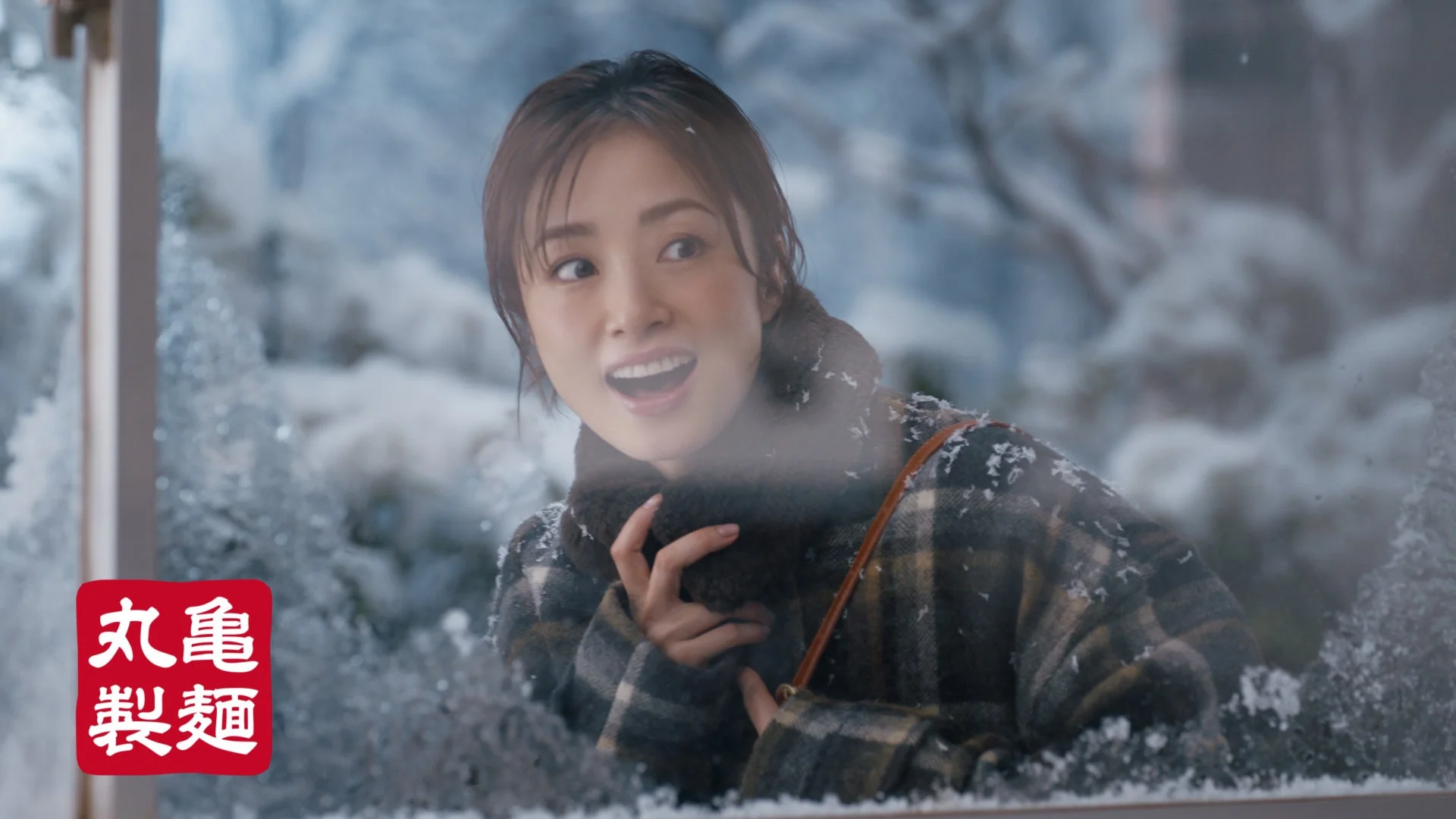 雪が降る寒い日に丸亀製麺の店内を窓越しに覗き込む上戸彩さん