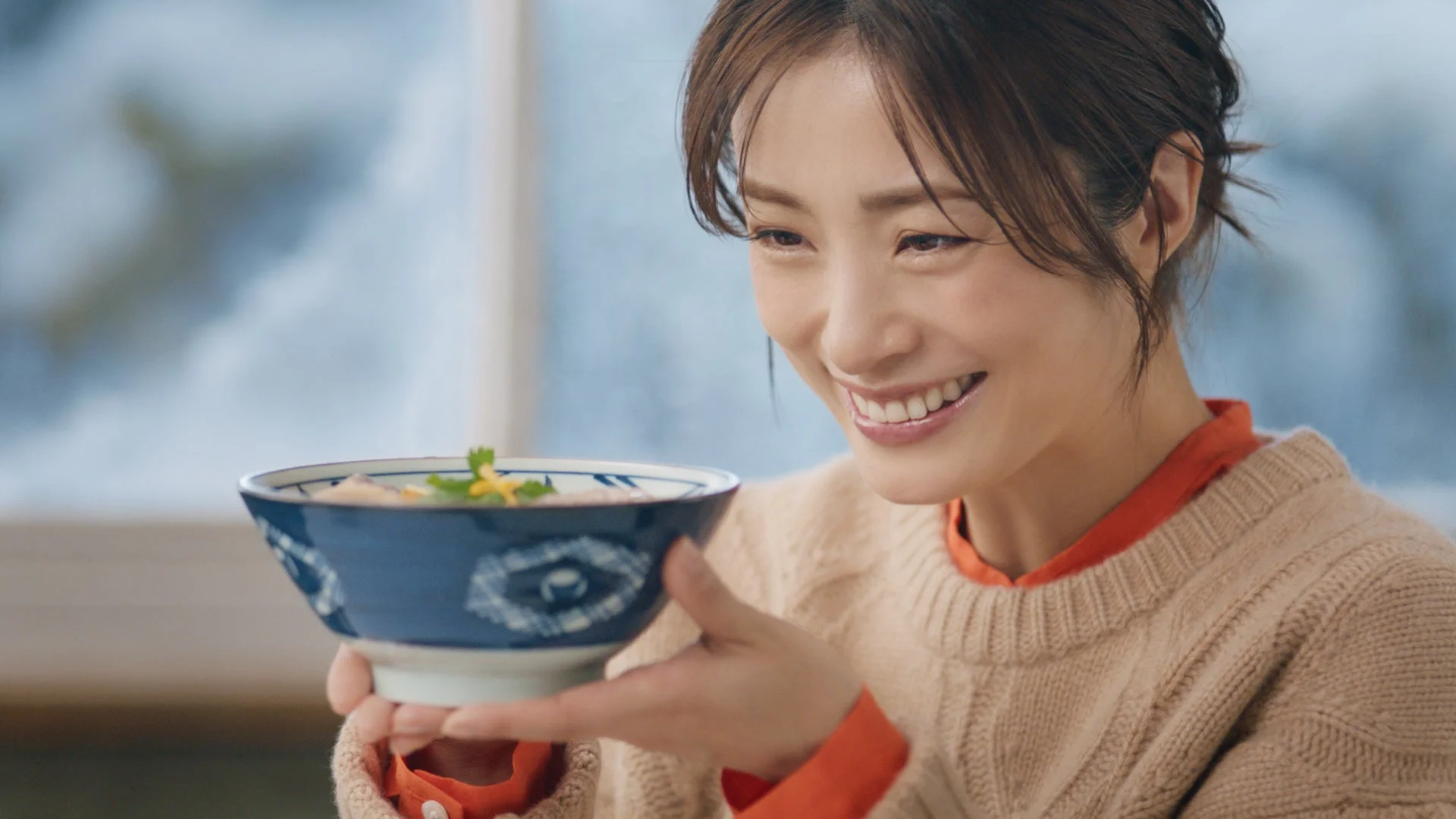 温かい湯気の立つ鴨ねぎうどんのどんぶりを手に笑顔の上戸彩さん