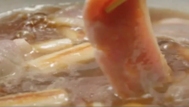 注文ごとにだしで火入れされるしっとりやわらかな合鴨肉