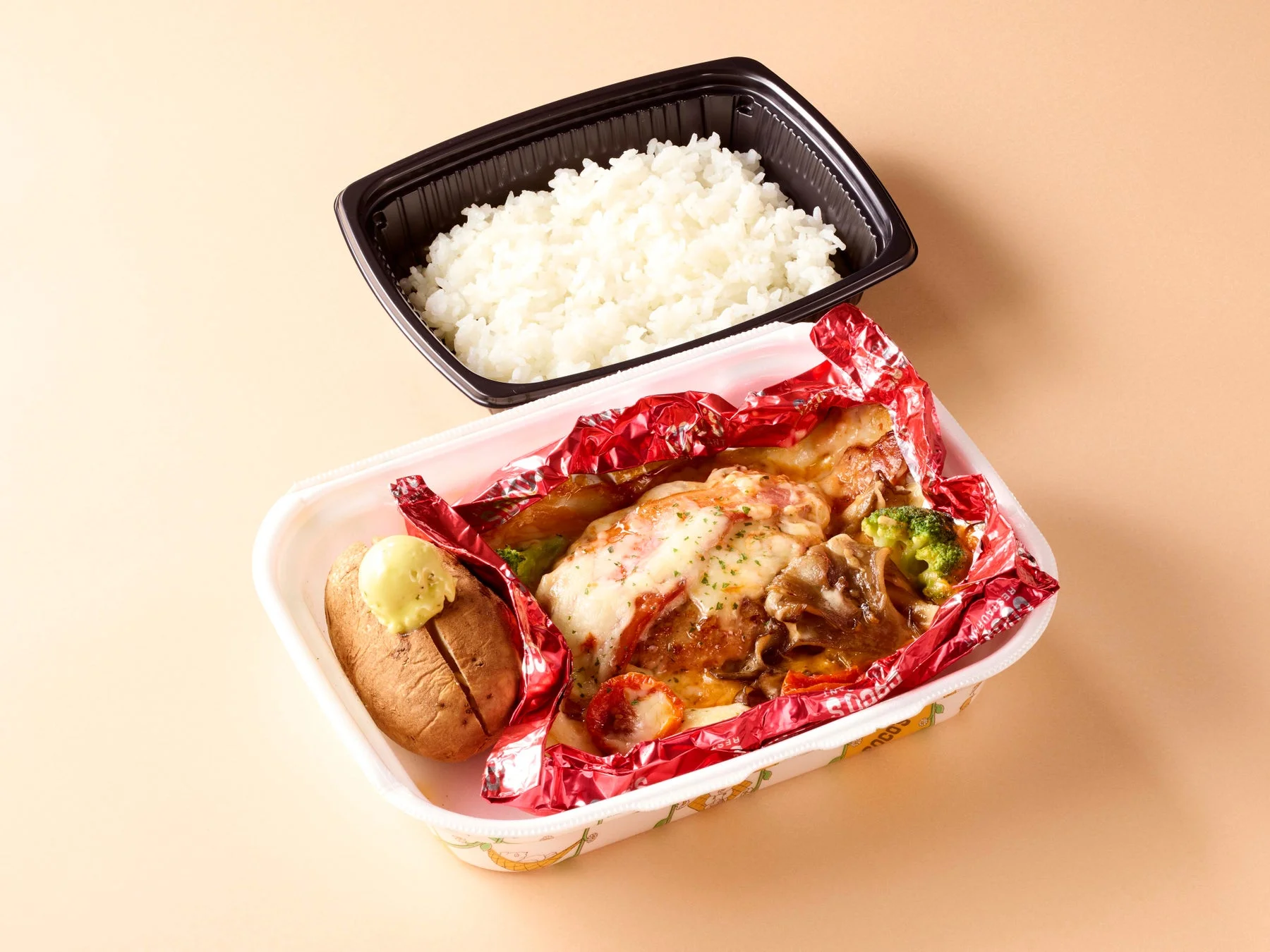 ココスの燻製ベーコンと舞茸の包み焼きハンバーグ弁当とライス