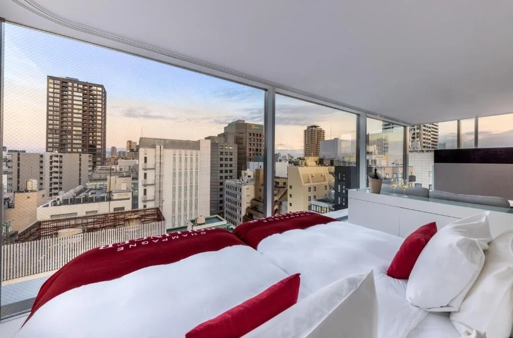 CUVEE J2 HOTEL OSAKAの窓から街並みを望む客室