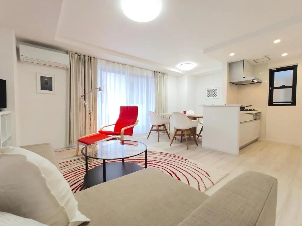 LANG Hotel Ginza 1LDKの明るいリビングとダイニングエリア