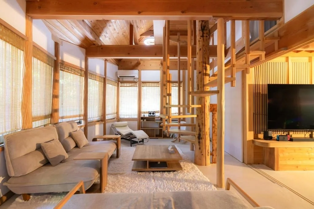 Villa洗心庵の木材を多用した開放的なリビング空間