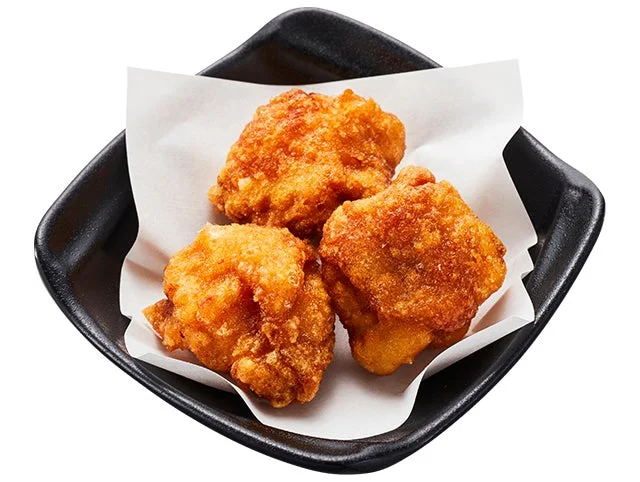 黒い器に入った二段仕込の醤油とり唐揚げ3個