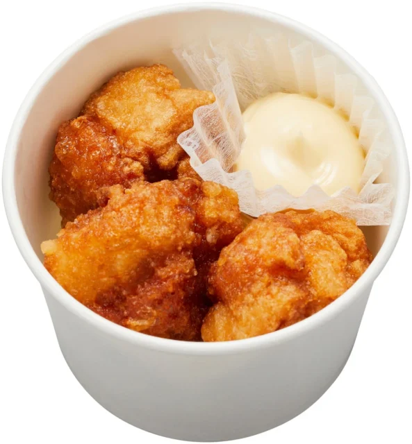 カップに入ったお持ち帰り用の二段仕込の醤油とり唐揚げとマヨネーズ