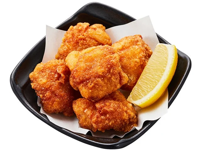 黒い器に入った特盛二段仕込の醤油とり唐揚げ5個とレモン