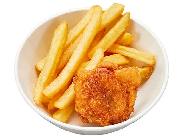 白い器に入ったフライドポテトと二段仕込の醤油とり唐揚げのセット