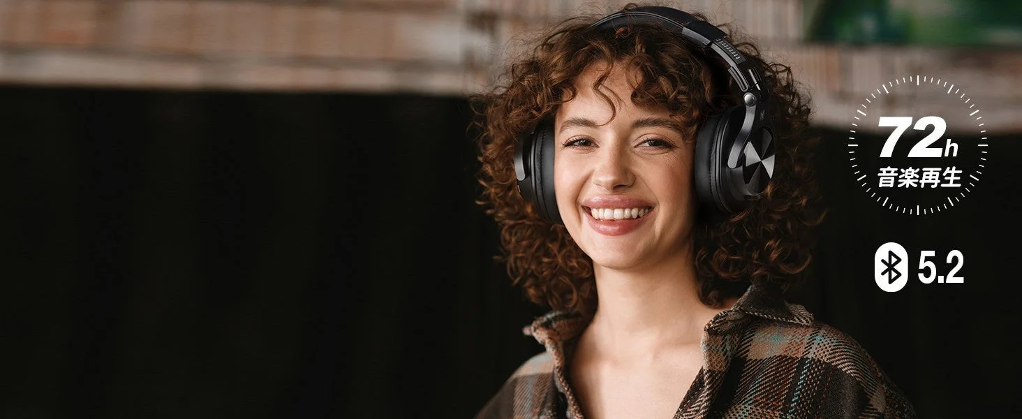 OneOdio A70ワイヤレスヘッドホンを装着し微笑む女性