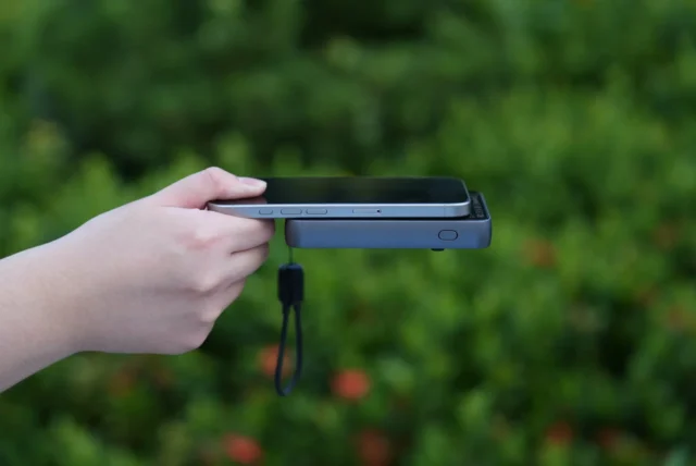 MagSafe対応のスマートフォンにV99が吸着している様子