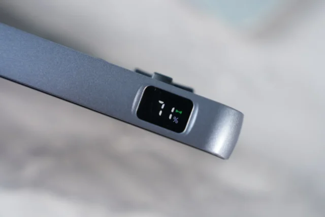 V99のLEDインジケーターでバッテリー残量を確認する様子