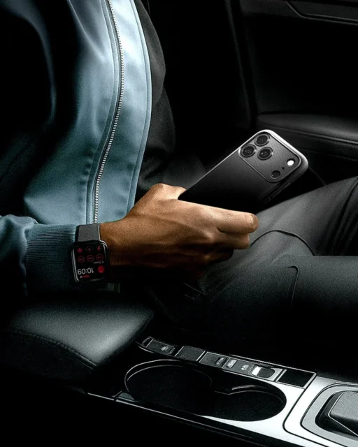 『ラギッド・アーマー・マグフィット』を装着したiPhone 17シリーズの使用シーン