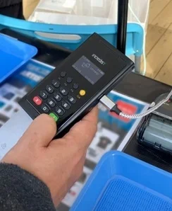 モバイル型決済端末Incredist Premiumを操作する様子