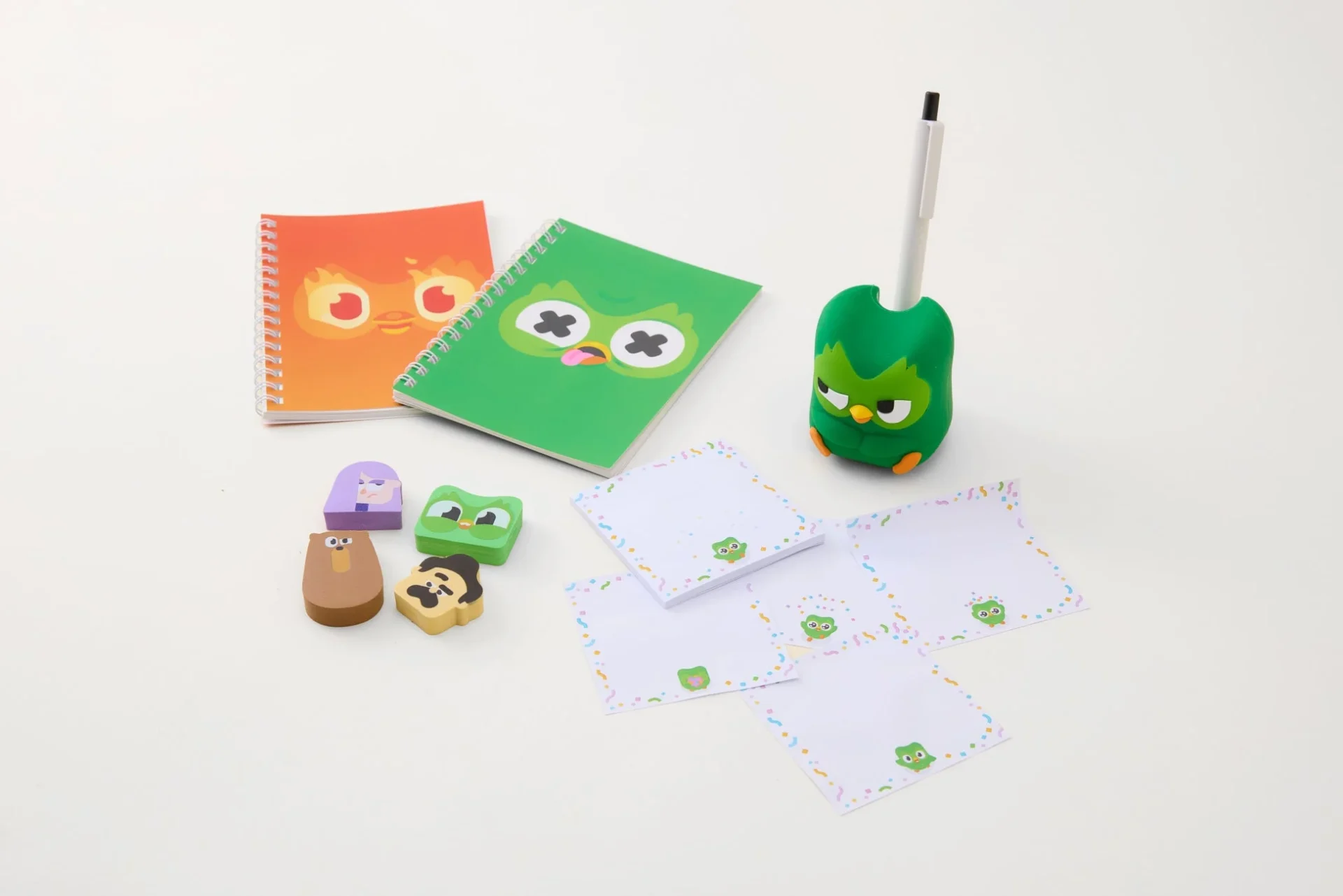 DUOMARTで販売されるデュオと仲間たちの限定グッズ（ノート、ペンスタンド、消しゴム、メモ）