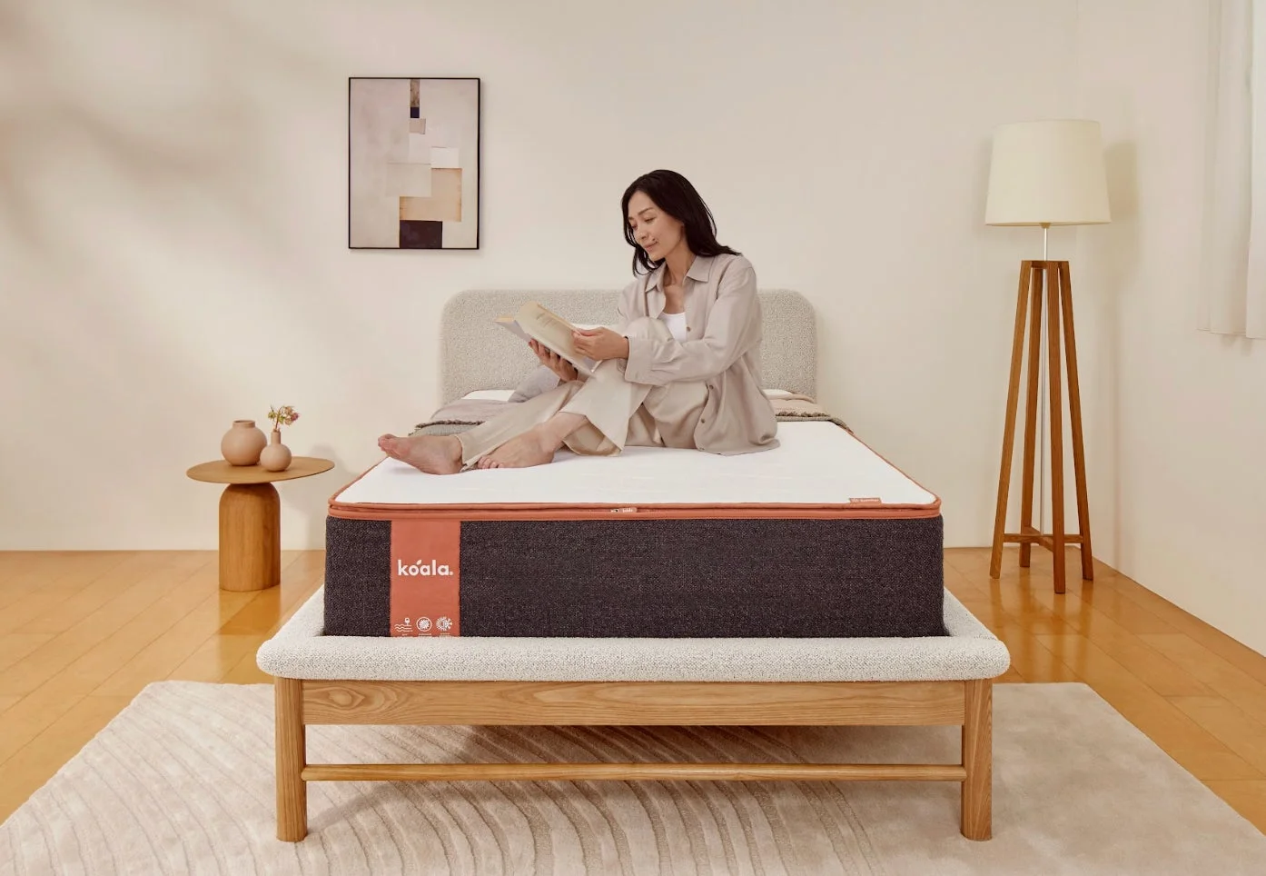 女性がコアラマットレス SUPREMEに座って本を読んでいる様子