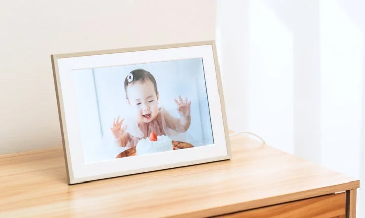 赤ちゃんの写真が映る「みてねおもいでフォトフレーム」