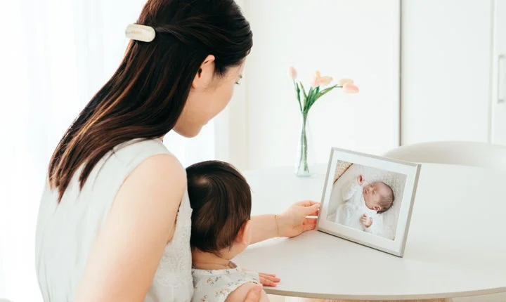 親子が「みてねおもいでフォトフレーム」で思い出を見ている様子