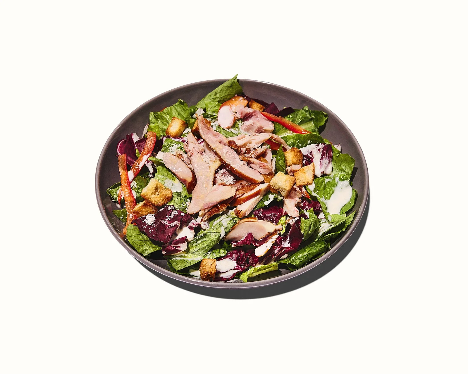 桜のチップで燻したスモークチキンを使用したシーザーサラダ