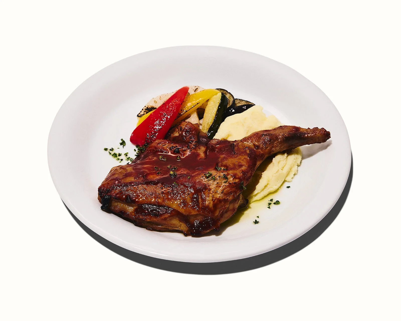 グリル野菜を添えたクリスマスバーベキューチキンプレート