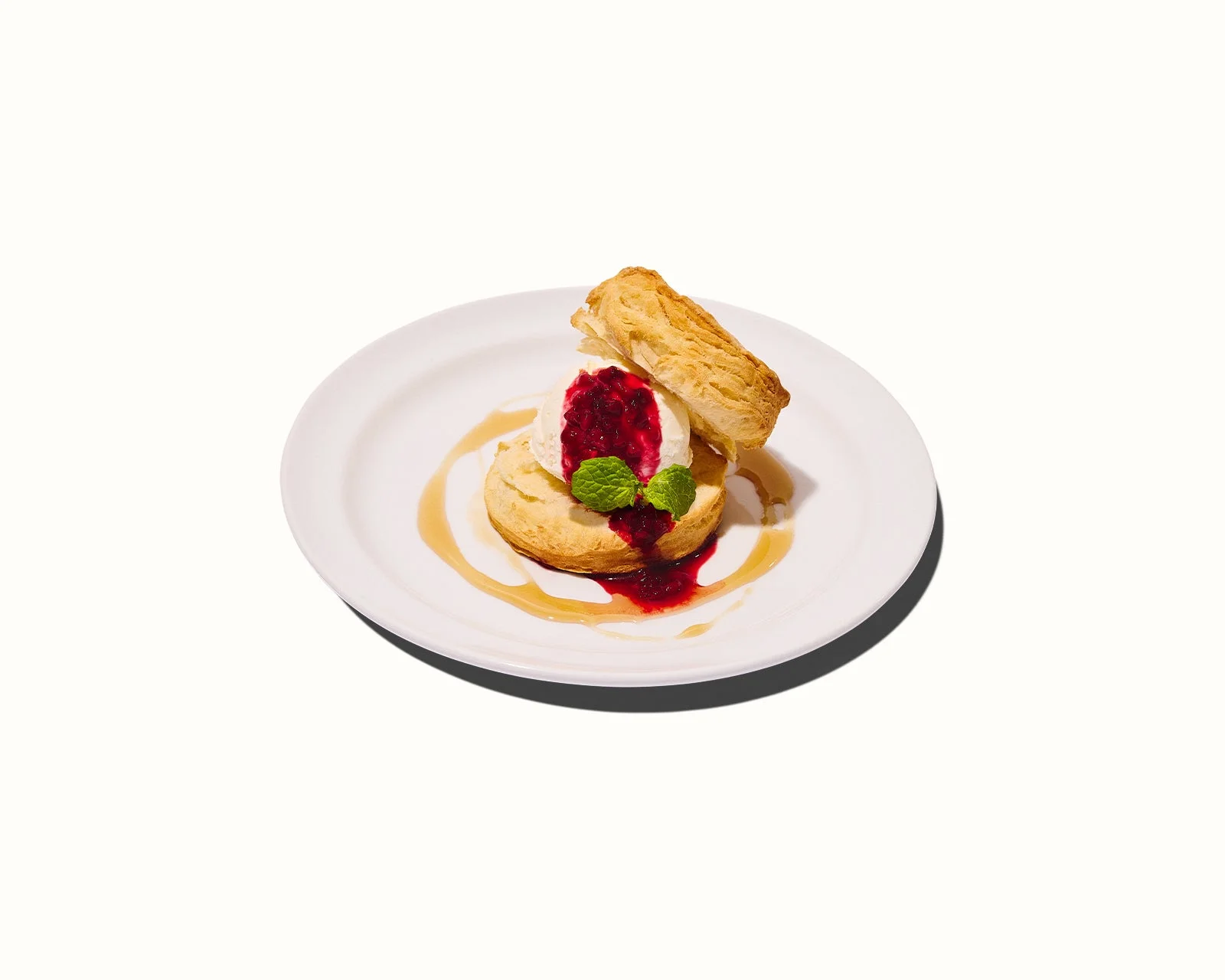 焼きたてビスケットとバニラアイスのサンド、ハニーメイプル添え