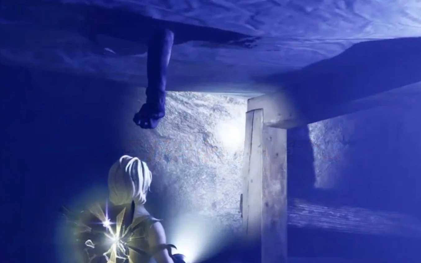 ゲームに登場する怪異『ハイドハンド』が襲いかかるシーン