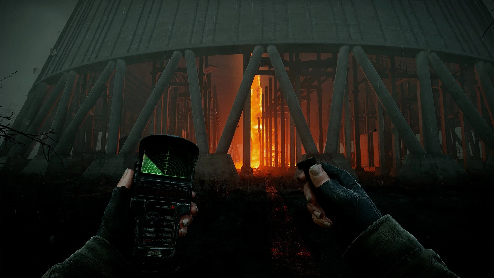 ゲーム内での装置を操作する様子と施設