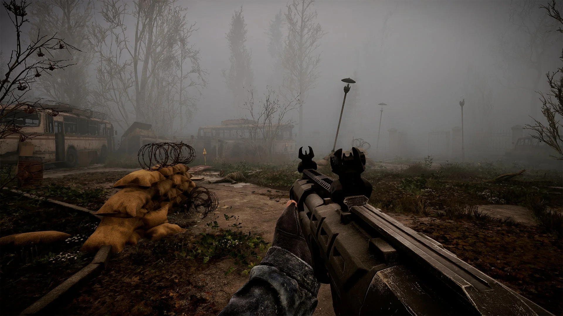 霧に包まれた荒廃した地域でのFPS視点ゲームプレイ