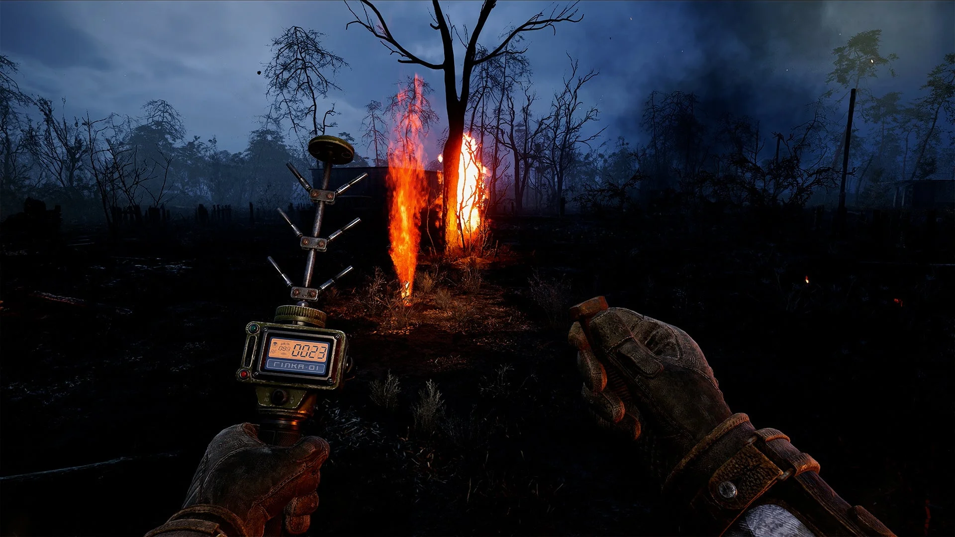 探知機のような装置を使い燃える異常現象を調査するゲームプレイ