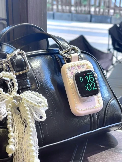 バッグにカラビナで取り付けられたRORRY D2シリーズでApple Watchを充電している様子