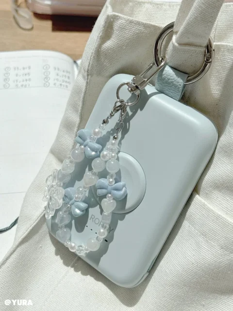 RORRY D2シリーズのブルーのモバイルバッテリーがバッグに装着された使用例