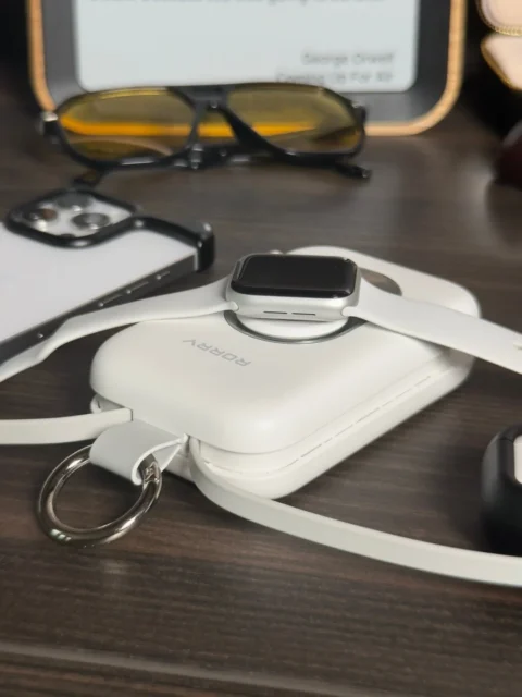 RORRY D2シリーズのホワイトでApple Watchを充電中の様子