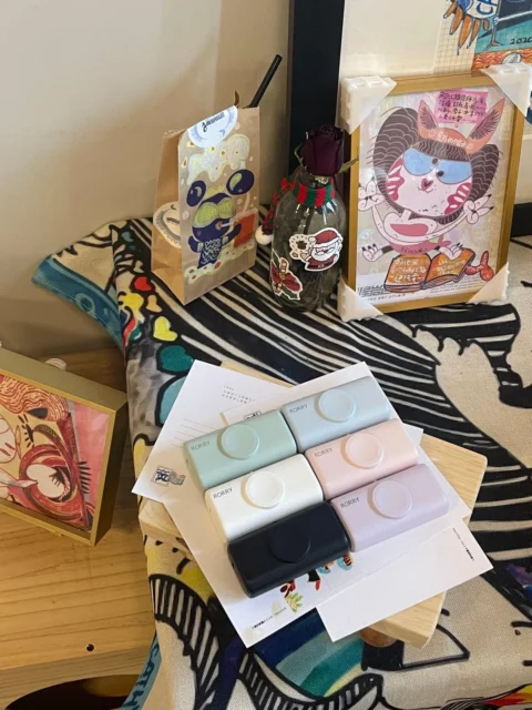 RORRY D5シリーズのカラフルなモバイルバッテリーが複数並べられた写真