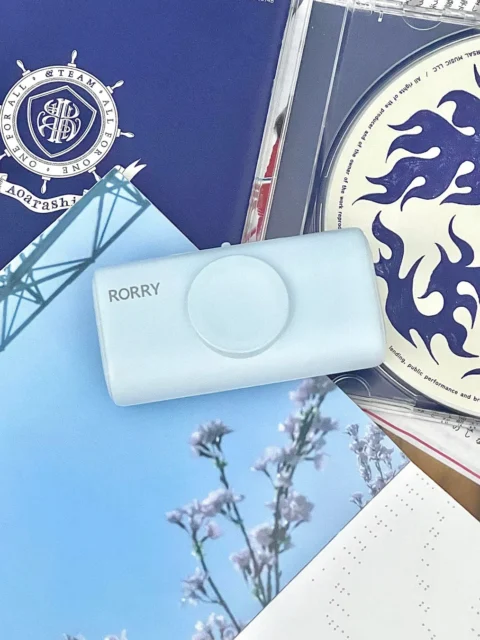 RORRY D5シリーズのブルーのモバイルバッテリーとCD