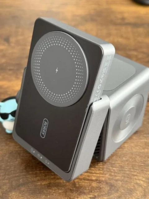 RORRYの折りたたみ式ワイヤレス充電器の製品写真